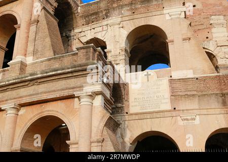 L'area del Colosseo e l'Arco di Costantino da via dei fori Imperiali, nel centro di Roma, Italia Foto Stock
