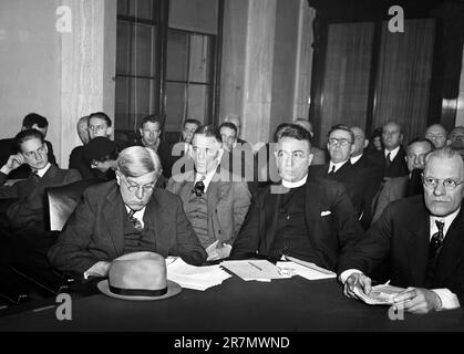 Padre Charles Coughlin, sacerdote radiofonico del Michigan, che partecipa alla conferenza monetaria chiamata dal senatore dell'Oklahoma Elmer Thomas, Washington, D.C., USA, Harris & Ewing, Gennaio 16, 1935 Foto Stock