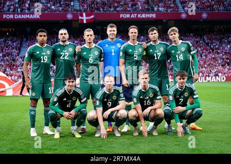 (Di fronte, da sinistra a destra) Shea Charles dell'Irlanda del Nord, Ciaron Brown, George Saville, portiere Bailey Peacock-Farrell, Jonny Evans, Paddy McNair, Isaac Price, Trai Hume, Shayne Lavy, Alistair McCann e Conor Bradley prima della partita UEFA euro 2024 Qualificative Group H al Parken Stadium, Copenaghen. Data immagine: Venerdì 16 giugno 2023. Foto Stock