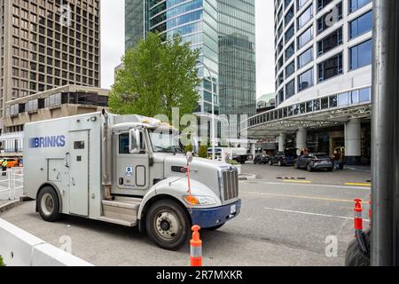 Il camion blindato di Brinks parcheggiato al porto nel centro di Vancouver, British Columbia, Canada il 30 maggio 2023 Foto Stock