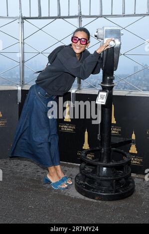 New York, Stati Uniti. 16th giugno, 2023. La cantante britannica Olivia Dean visita l'Empire state Building, New York, NY, 16 giugno 2023. (Foto di Anthony Behar/Sipa USA) Credit: Sipa USA/Alamy Live News Foto Stock