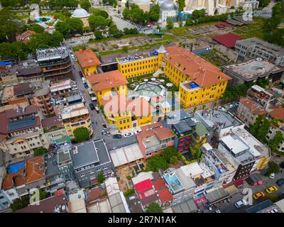 Edifici commerciali storici in via Akbiyik Caddesi a Sultanahmet, nella storica città di Istanbul, Turchia. Le aree storiche di Istanbul sono una WO dell'UNESCO Foto Stock