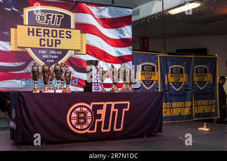 La BFit Heroes Cup Hockey è un evento che riunisce soccorritori e membri militari per raccogliere fondi a sostegno di molte organizzazioni benefiche. Foto Stock