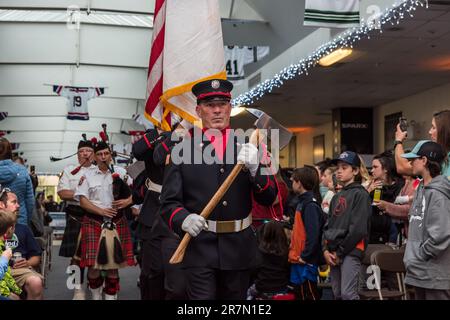 La BFit Heroes Cup Hockey è un evento che riunisce soccorritori e membri militari per raccogliere fondi a sostegno di molte organizzazioni benefiche. Foto Stock