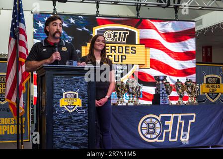 La BFit Heroes Cup Hockey è un evento che riunisce soccorritori e membri militari per raccogliere fondi a sostegno di molte organizzazioni benefiche. Foto Stock