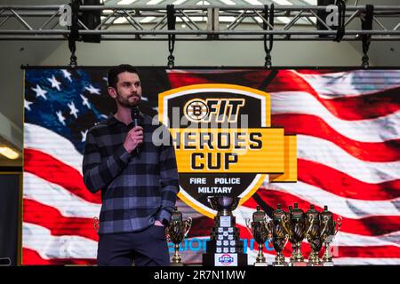 La BFit Heroes Cup Hockey è un evento che riunisce soccorritori e membri militari per raccogliere fondi a sostegno di molte organizzazioni benefiche. Foto Stock