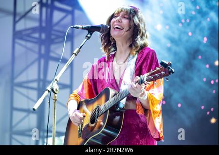 Manchester, Stati Uniti. 15th giugno, 2023. Molly Tuttle e Golden Highway si esibiscono durante il giorno 1 del 2023 Bonnaroo Music & Arts Festival il 15 giugno 2023 a Manchester, Tennessee. Photo: Darren Eagles/imageSPACE Credit: Imagespace/Alamy Live News Foto Stock