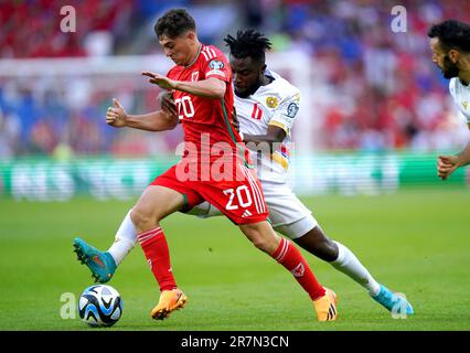 Daniel James (a sinistra) del Galles e Ugochukwu IWU dell'Armenia combattono per la palla durante la partita UEFA euro 2024 Qualificative Group D al Cardiff City Stadium di Cardiff. Data immagine: Venerdì 16 giugno 2023. Foto Stock