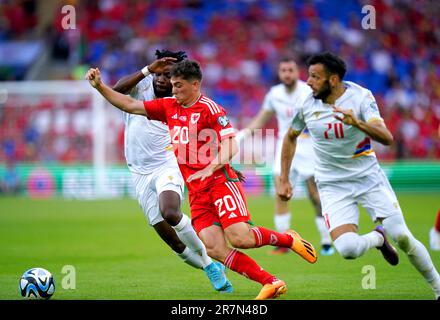 Daniel James del Galles e Ugochukwu IWU dell'Armenia combattono per la palla durante la partita UEFA euro 2024 Qualificative Group D al Cardiff City Stadium di Cardiff. Data immagine: Venerdì 16 giugno 2023. Foto Stock