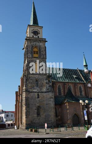 Nymburk, Repubblica Ceca - 30 maggio 2023 - la Chiesa Gotica di San Giles in un pomeriggio di primavera soleggiato Foto Stock