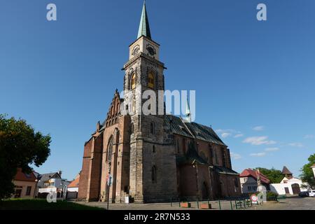 Nymburk, Repubblica Ceca - 30 maggio 2023 - la Chiesa Gotica di San Giles in un pomeriggio di primavera soleggiato Foto Stock