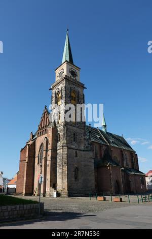 Nymburk, Repubblica Ceca - 30 maggio 2023 - la Chiesa Gotica di San Giles in un pomeriggio di primavera soleggiato Foto Stock