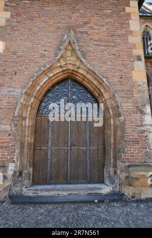 Nymburk, Repubblica Ceca - 30 maggio 2023 - la Chiesa Gotica di San Giles in un pomeriggio di primavera soleggiato Foto Stock