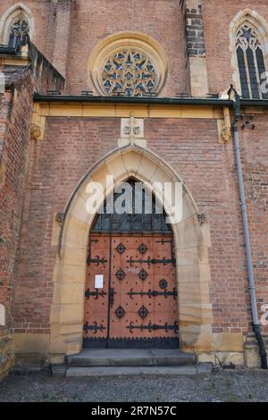 Nymburk, Repubblica Ceca - 30 maggio 2023 - la Chiesa Gotica di San Giles in un pomeriggio di primavera soleggiato Foto Stock