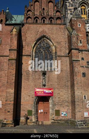 Nymburk, Repubblica Ceca - 30 maggio 2023 - la Chiesa Gotica di San Giles in un pomeriggio di primavera soleggiato Foto Stock