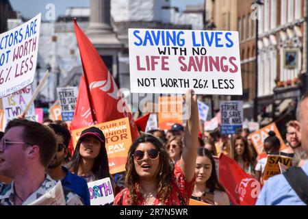 Londra, Regno Unito. 16th giugno, 2023. Un medico junior ha un cartello a sostegno della retribuzione equa durante la manifestazione a Whitehall. I medici junior hanno marciato nel centro di Londra e organizzato un raduno in Parliament Square mentre il loro sciopero sul ripristino delle retribuzioni continua. Credit: SOPA Images Limited/Alamy Live News Foto Stock