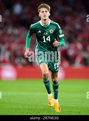 Isaac Price dell'Irlanda del Nord in azione durante la partita UEFA euro 2024 Qualificative Group H al Parken Stadium, Copenaghen. Data immagine: Venerdì 16 giugno 2023. Foto Stock