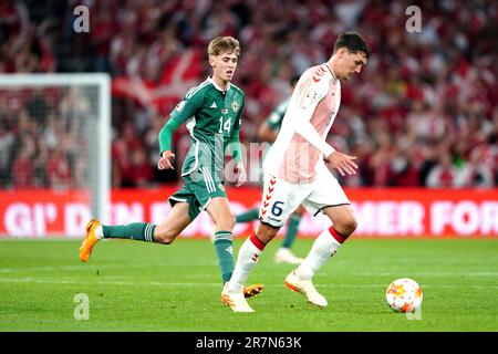 Isaac Price (a sinistra) dell'Irlanda del Nord e Andreas Christensen della Danimarca combattono per la palla durante la partita di qualificazione UEFA euro 2024 del Gruppo H al Parken Stadium, Copenaghen. Data immagine: Venerdì 16 giugno 2023. Foto Stock