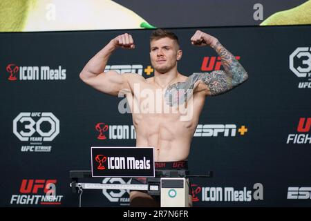 LAS VEGAS, NV - GIUGNO 16: Marvin Vettori si pone in scala durante la notte di lotta UFC: Vettori vs Cannonier: Weight-in a UFC Apex il 16 Giugno 2023 a Las Vegas, Nevada, Stati Uniti. (Foto di Diego Ribas/PxImages) Foto Stock