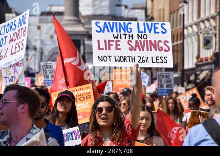 Londra, Regno Unito. 16th giugno, 2023. Un medico junior ha un cartello a sostegno della retribuzione equa durante la manifestazione a Whitehall. I medici junior hanno marciato nel centro di Londra e organizzato un raduno in Parliament Square mentre il loro sciopero sul ripristino delle retribuzioni continua. (Foto di Vuk Valcic/SOPA Images/Sipa USA) Credit: Sipa USA/Alamy Live News Foto Stock