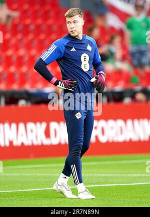 Il portiere dell'Irlanda del Nord Bailey Peacock-Farrell si scalda prima del calcio d'inizio prima della partita di qualificazione UEFA euro 2024 del Gruppo H al Parken Stadium, Copenaghen. Data immagine: Venerdì 16 giugno 2023. Foto Stock