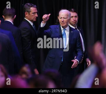 16 giugno 2023, West Hartford, Connecticut, USA: IL PRESIDENTE JOE BIDEN dopo aver visitato con la folla per foto e handshakes dopo aver parlato al National Safer Communities Summit. Biden si è Unito ai funzionari statali e locali, ai sopravvissuti alla violenza sulle armi e ai sostenitori della sicurezza delle armi al Summit delle Comunità nazionali più sicure dell'Università di Hartford. Il vertice di tutta la giornata si terrà in occasione del primo anniversario del passaggio della Legge Bipartisan Safer Communities Act (BSCA), la prima importante legislazione federale sulla sicurezza delle armi firmata in quasi 30 anni. (Credit Image: © Stan Godlewski/ZUMA P Foto Stock