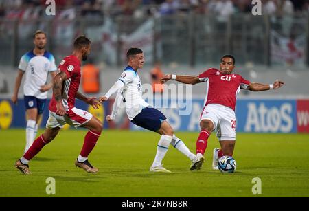 Phil Foden in Inghilterra e Yannick Yankam di Malta (a destra) in azione durante la partita UEFA euro 2024 Qualificating Group C al National Stadium Ta'Qali, Attard. Data immagine: Venerdì 16 giugno 2023. Foto Stock