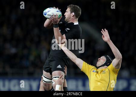 Kieran Read della Nuova Zelanda batte Dan Vickerman dell’Australia in un primo piano durante la seconda semifinale della Coppa del mondo di Rugby 2011, Eden Park, Auckland, Nuova Zelanda, domenica, Ottobre 16, 2011 Foto Stock