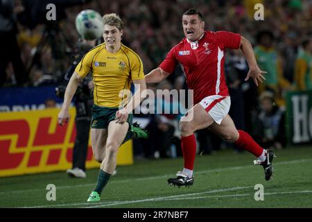 Wales Huw Bennett insegue James o'Connor in Australia durante la finale di bronzo della Coppa del mondo di rugby 2011, Eden Park, Auckland, Nuova Zelanda, Venerdì, Ottobre 21, 2011. Foto Stock