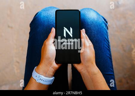 In questa immagine, il logo NPA (Northern Pacific Airways) viene visualizzato sullo schermo dello smartphone. Foto Stock