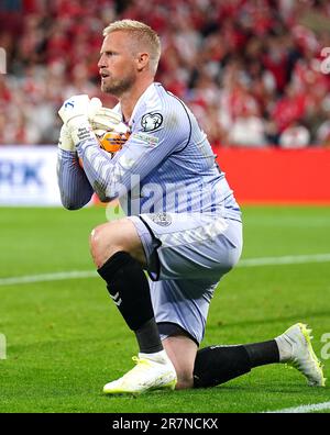 Il portiere danese Kasper Schmeichel si è fatto il tifo durante la partita di qualificazione UEFA euro 2024 del Gruppo H al Parken Stadium, Copenaghen. Data immagine: Venerdì 16 giugno 2023. Foto Stock