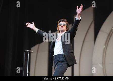 Alex Turner delle scimmie artiche si esibisce durante la prima delle tre notti presso l'Emirates Stadium, Londra. Credit: John Barry/Alamy Live News Foto Stock