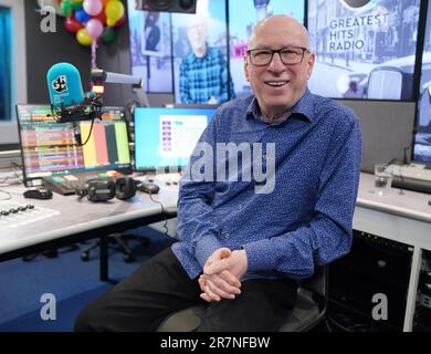 Foto del file datata 29/03/23 del presentatore radiofonico Ken Bruce che è stato fatto un MBE (membro dell'Ordine dell'Impero britannico), per i servizi alla radio, alla consapevolezza di autismo e alla carità, nella lista dei successi del compleanno del re. Data di emissione: Venerdì 16 giugno 2023. Foto Stock