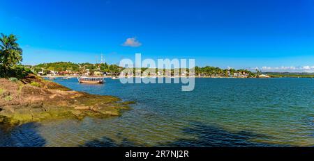 Vista del centro di Itacaré e della spiaggia di Coroa con le sue case e le barche per una giornata di sole Foto Stock