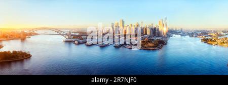 Chiudi il panorama sui punti di riferimento del CBD della città di Sydney sul lungomare del Porto - panoramico paesaggio urbano aereo. Foto Stock