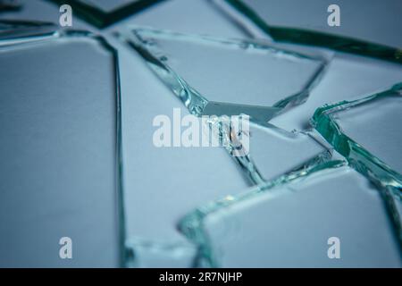 Pelo di vetro rotto pezzi di texture e sfondo isolato su bianco, cracking effetto finestra. Condizione di emergenza Foto Stock