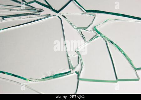 Pelo di vetro rotto pezzi di texture e sfondo isolato su bianco, cracking effetto finestra. Condizione di emergenza Foto Stock