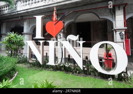 Cebu, Filippine-Gennaio 17 2023:in un cortile coloniale spagnolo aperto, all'interno dei terreni di questo, la chiesa più antica di Cebu, si trova il grande, look moderno Foto Stock