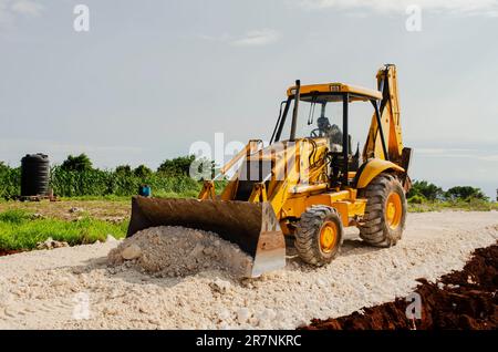 Marl livellamento trattore in cantiere Foto Stock