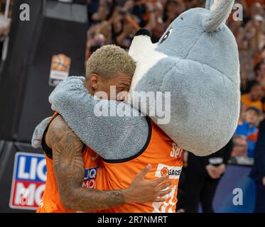 Neu Ulm, Germania. 16th giugno, 2023. Pallacanestro: Bundesliga, ratiopharm Ulm - Telekom cestini Bonn, campionato, finale, giorno 4, arena ratiopharm. Mascot 'Fun' abbraccia Yago Mateus dos Santos. Ulm divenne campione tedesco per la prima volta. Credit: Stefan Puchner/dpa/Alamy Live News Foto Stock