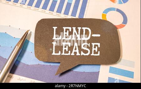 Concetto di documento legale commerciale : penna e occhiali su un modulo di contratto di locazione. Contratto di locazione è un contratto tra un locatore e un locatario che consentono le Foto Stock