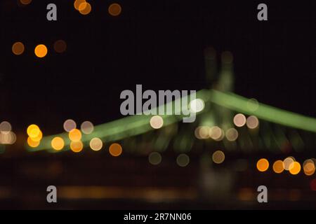 luci sfocate di una grande città di notte. Sfondo per le foto di viaggio. bokeh pubblicità poster. Foto Stock