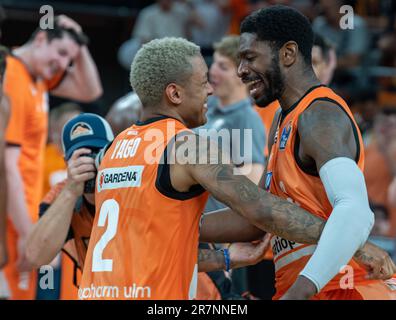 Neu Ulm, Germania. 16th giugno, 2023. Pallacanestro: Bundesliga, ratiopharm Ulm - Telekom cestini Bonn, campionato, finale, giorno 4, arena ratiopharm. Yago Mateus dos Santos (l) e Brandon Paul allietano. Ulm è diventato campione tedesco per la prima volta. Credit: Stefan Puchner/dpa/Alamy Live News Foto Stock