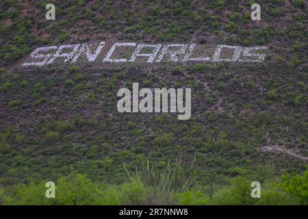 Lettere con pietre bianche con la leggenda San Carlos, sonora, Messico. (© Photo: LuisGutierrez / NortePhoto.com) Letras con piedras de color blanco con la leyenda San Carlos, sonora, México. (© Foto: LuisGutierrez / NortePhoto.com) Foto Stock