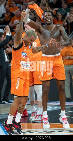 Neu Ulm, Germania. 16th giugno, 2023. Pallacanestro: Bundesliga, ratiopharm Ulm - Telekom cestini Bonn, campionato, finale, giorno 4, arena ratiopharm. Yago Mateus dos Santos di Ulm (l) e Joshua Hawley dance. Ulm è diventato campione tedesco per la prima volta. Credit: Stefan Puchner/dpa/Alamy Live News Foto Stock