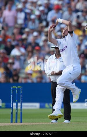 Edgbaston Cricket Stadium, Birmingham, Regno Unito. 16 giugno 2023 alle ore 1100hrs. Inghilterra uomini contro Australia uomini nel test di cricket Ashes giorno 1. Ollie Robinson (Inghilterra) bowling. Foto: Mark Dunn/Alamy, Foto Stock