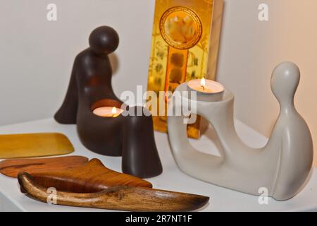 Un set di bastoncini di bambù professionali per il massaggio tailandese. Preparazione per la procedura di guarigione dell'anima e del corpo Foto Stock