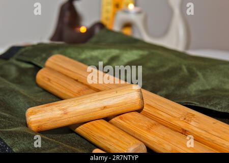 Un set di bastoncini di bambù professionali per il massaggio tailandese. Preparazione per la procedura di guarigione dell'anima e del corpo Foto Stock