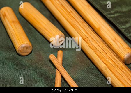 Un set di bastoncini di bambù professionali per il massaggio tailandese. Preparazione per la procedura di guarigione dell'anima e del corpo Foto Stock