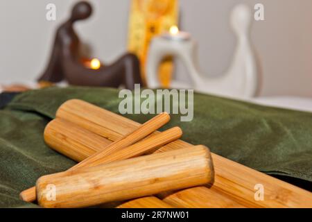 Un set di bastoncini di bambù professionali per il massaggio tailandese. Preparazione per la procedura di guarigione dell'anima e del corpo Foto Stock